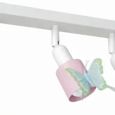 Urocza lampa wisząca z motylkami w kolorach zielonym, niebieskim i żółtym, ozdabiająca różowe klosze.