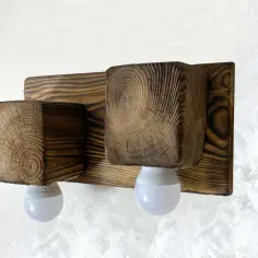 Drewniana lampa ścienna retro z dwoma żarówkami LED, wykonana z palonego drewna, idealna do rustykalnych wnętrz.
