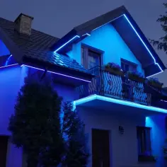 Eleganckie oprawy zewnętrzne elewacyjne w kolorze niebieskim podkreślają architekturę domu, tworząc magiczną atmosferę.