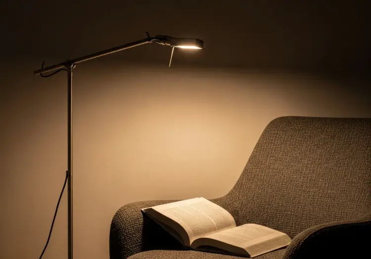 Regulowana lampa podłogowa: Jak wybrać idealną do czytania?